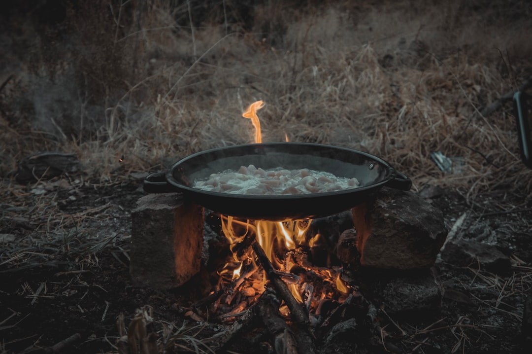 cooking-pot-on-rock-babv8hjiqze